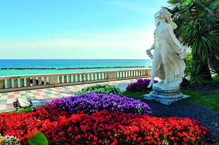 Lungomare di Sanremo con aiuole fiorite